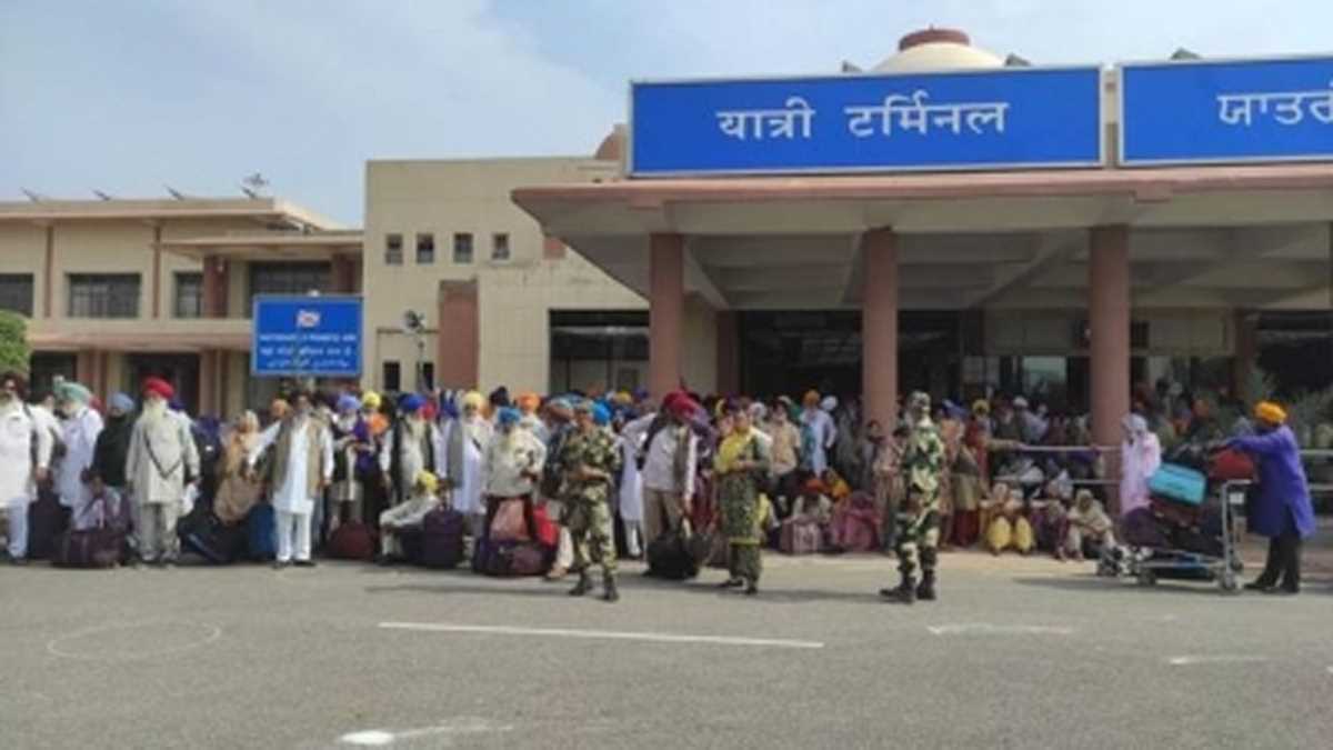 2,420 सिख तीर्थयात्रियों को गुरुनानक जयंती के लिए पाकिस्तान भेजा गया 2,420 सिख तीर्थयात्रियों को गुरुनानक जयंती के लिए पाकिस्तान भेजा गया